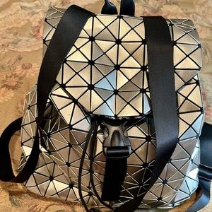 WOMAN’S (NWT) PATRIZIA LUCA MATTE SILVER/BLACK GEOMETRIC BACKPACK/LEOPARD LINING